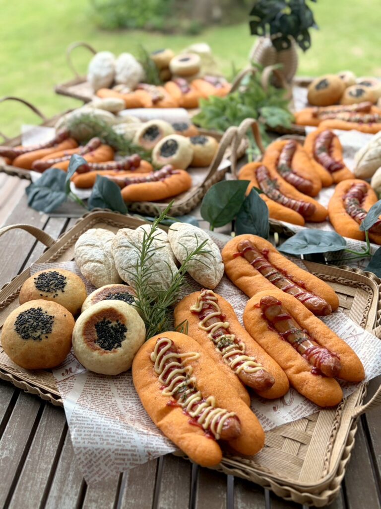 かごに並んだ焼きたてのパン