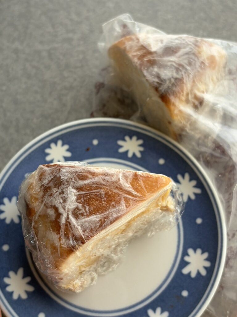 1切れずつラップで包んで冷凍したケーキ