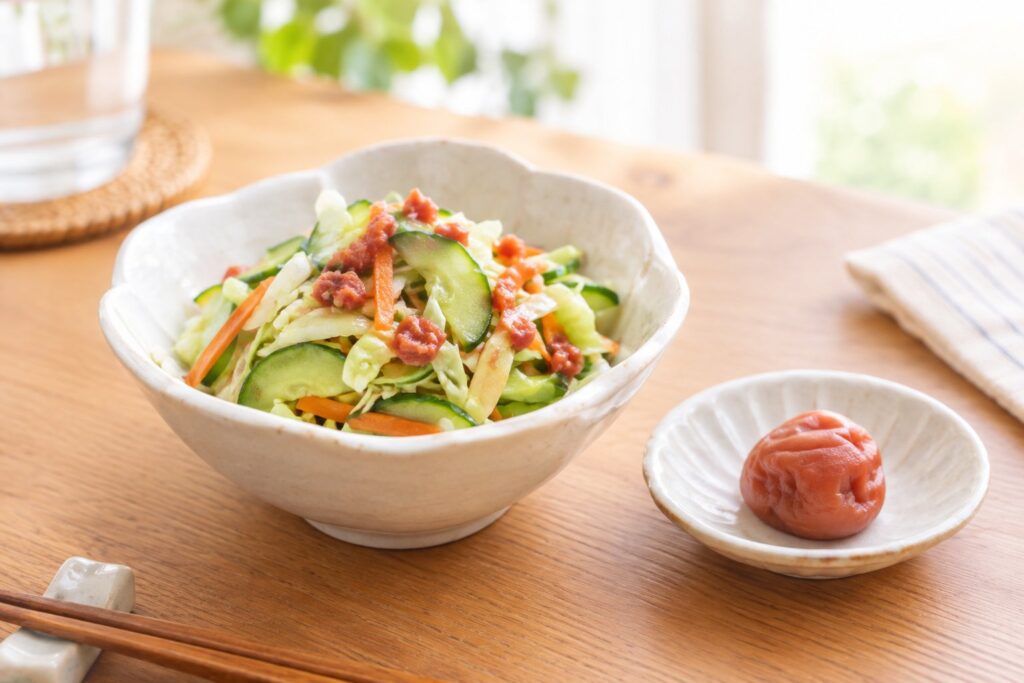 刻んだ梅干しで和えた野菜の和え物と、小皿の梅干し